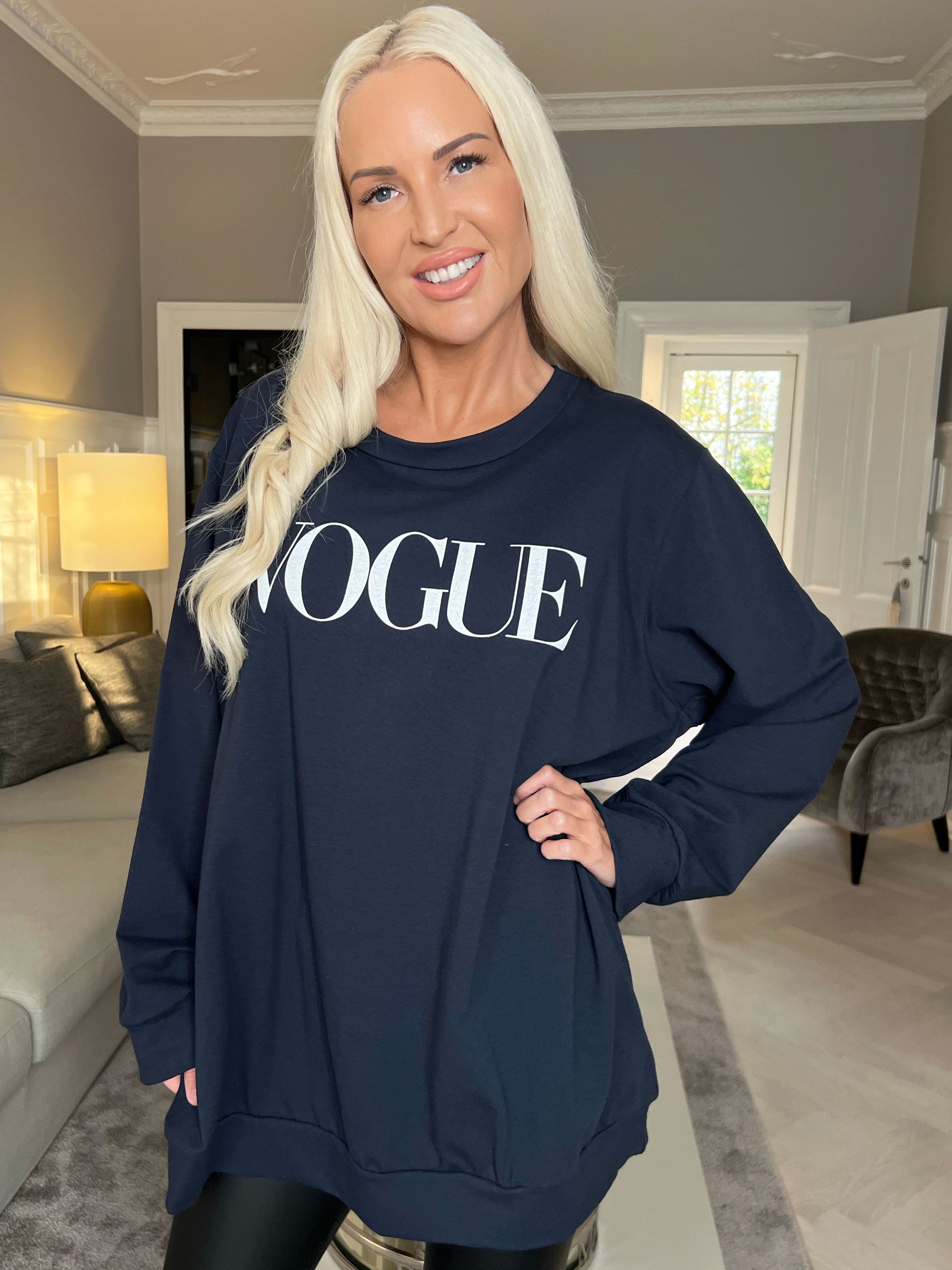 Abena - Sweatshirt med vogue stående på brystet